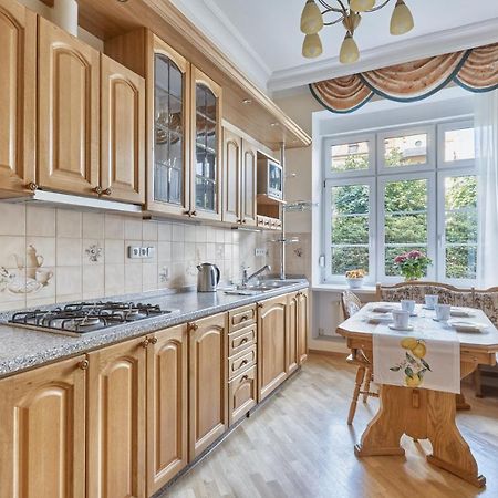 Villa Deluxe Apartments การ์โลวีวารี ภายนอก รูปภาพ