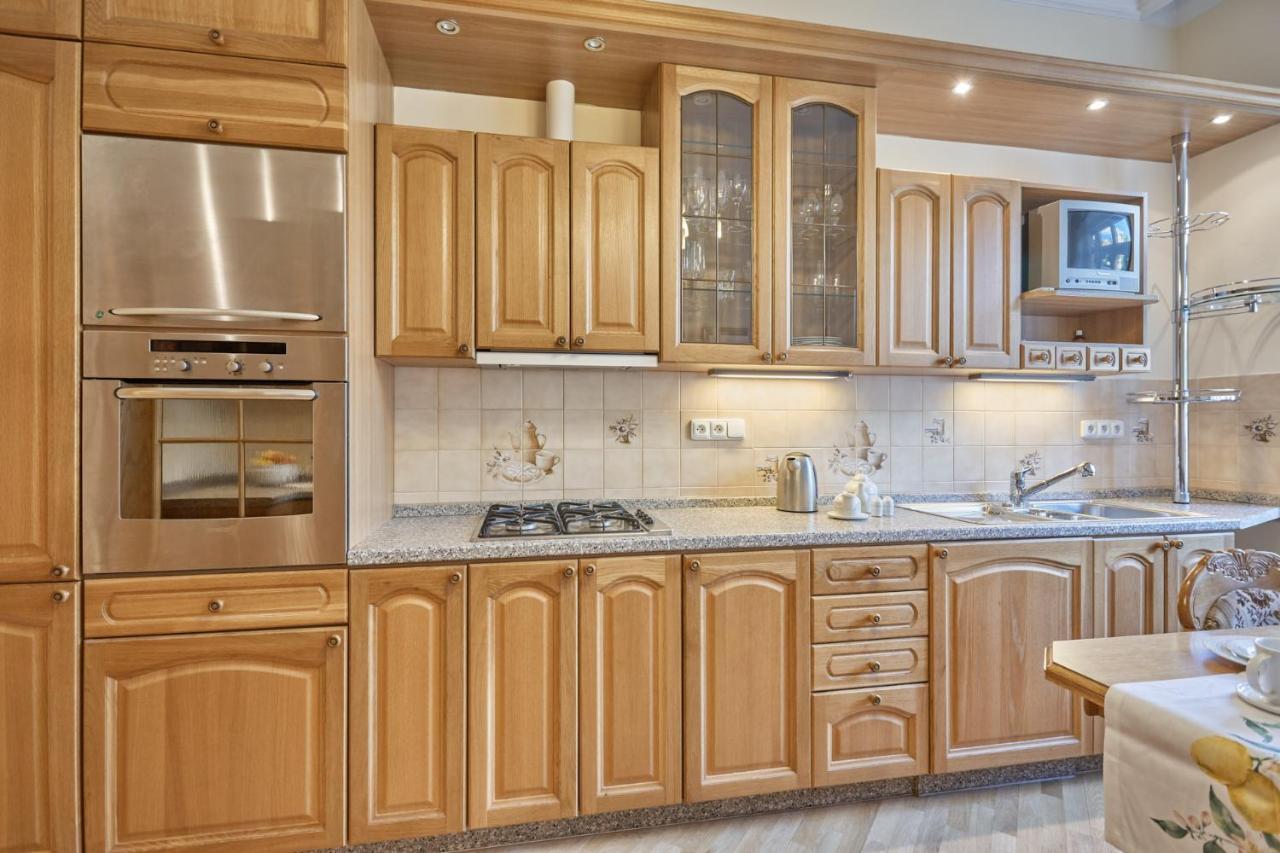 Villa Deluxe Apartments การ์โลวีวารี ภายนอก รูปภาพ