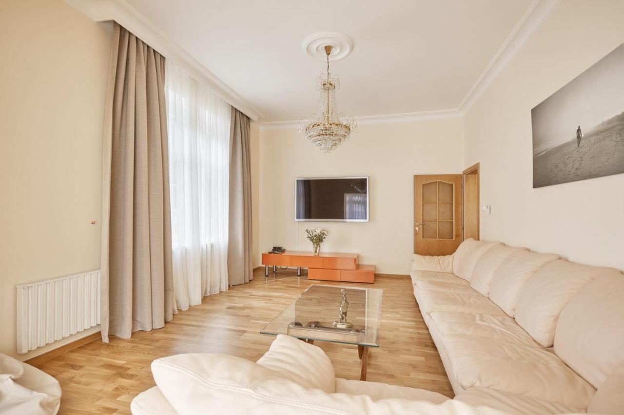 Villa Deluxe Apartments การ์โลวีวารี ภายนอก รูปภาพ