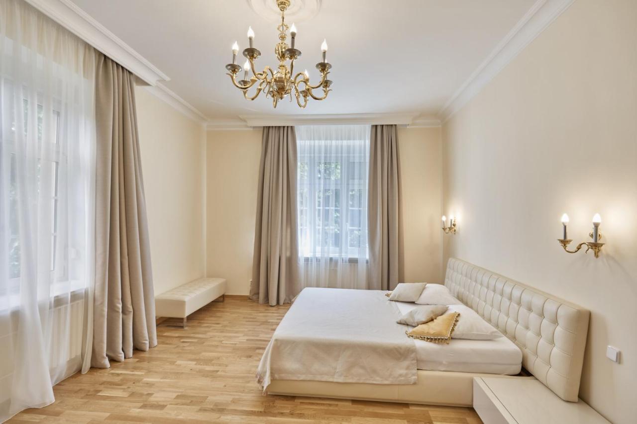 Villa Deluxe Apartments การ์โลวีวารี ภายนอก รูปภาพ
