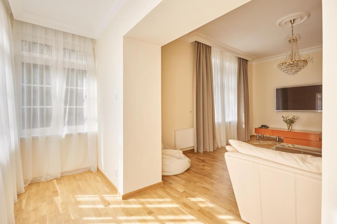 Villa Deluxe Apartments การ์โลวีวารี ภายนอก รูปภาพ