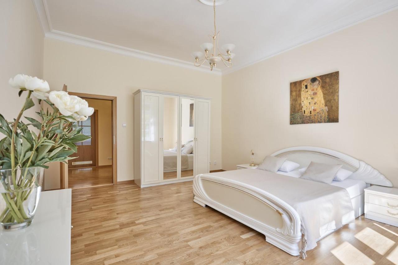 Villa Deluxe Apartments การ์โลวีวารี ภายนอก รูปภาพ